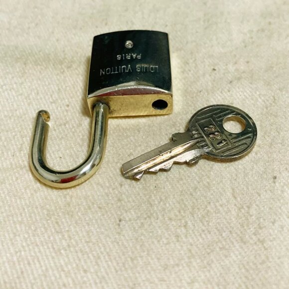 LOUIS VUITTON LV 10 SET PADLOCK KEY CHARM CADENA GOLD-PLATED FRANCE - Picture 6 of 6